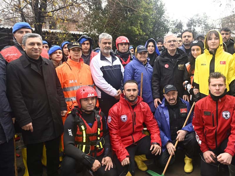 İçişleri Bakan Yardımcısı Karaloğlu, Antalya'da su taşkınları yüzünden zarar gören bölgelerde incelemelerde bulundu