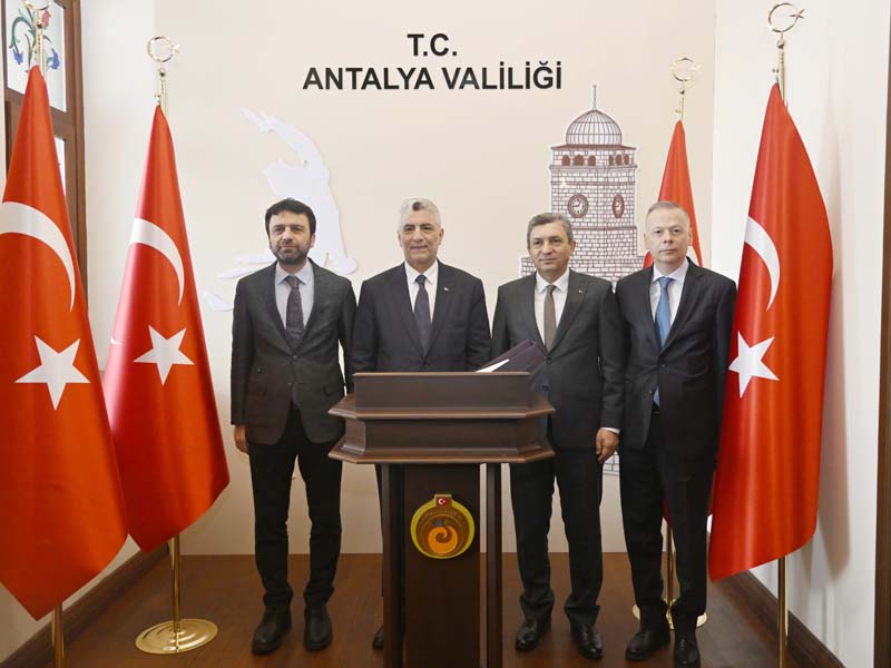 Ticaret Bakanı Ömer Bolat, Antalya'da önemli temaslarda bulundu.