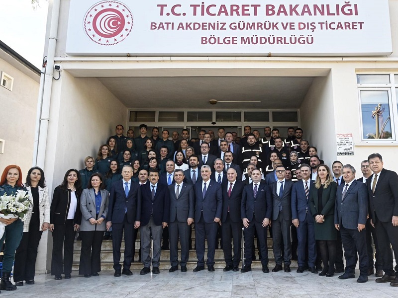 Ticaret Bakanı Ömer Bolat Antalya'da ziyaretlerde bulunarak turizm ve savunma sektörlerinde önemli görüşmeler yaptı.