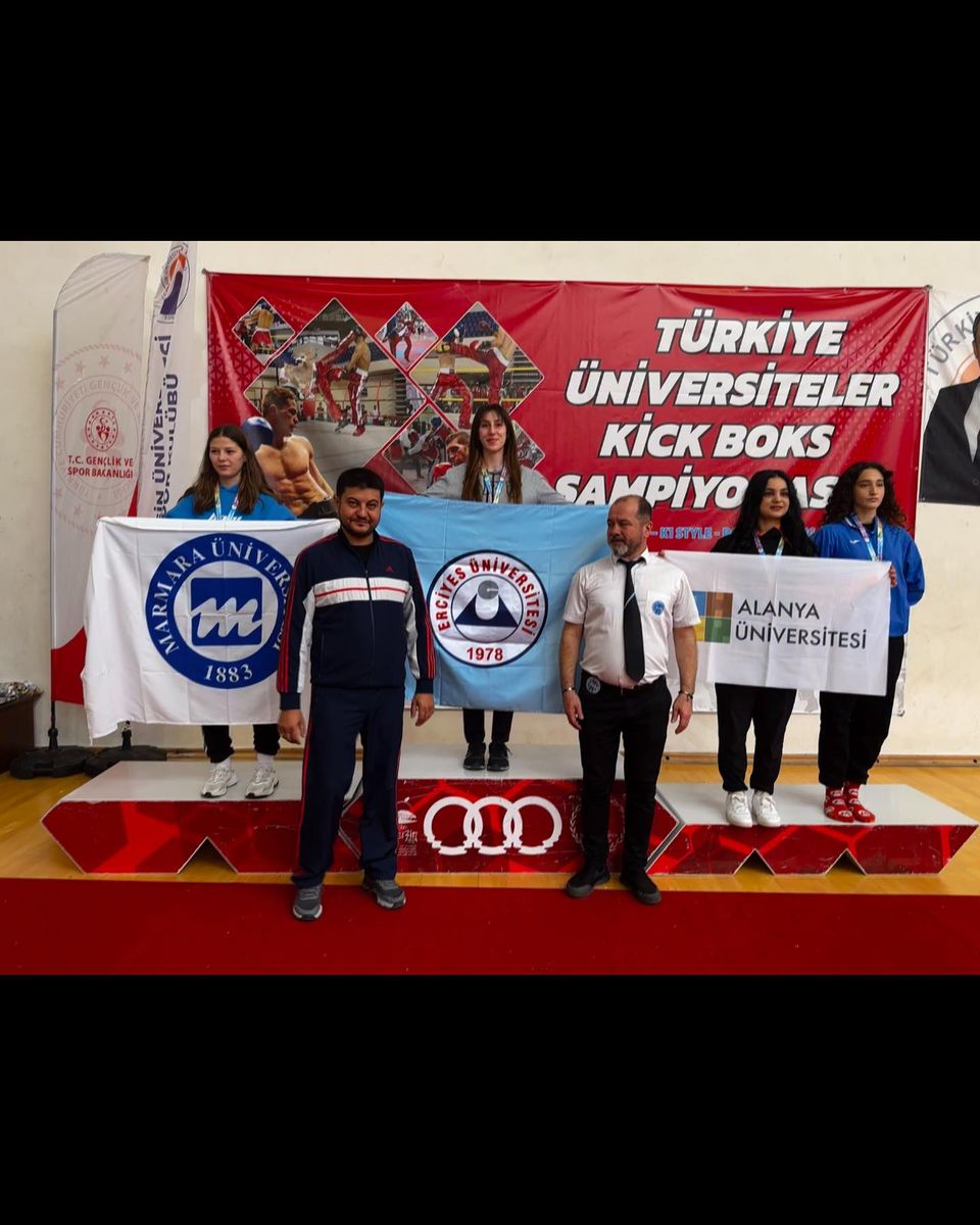 Alanya Üniversitesi'nden Fatma Şahiner, Üniversiteler Arası Kick Boks Turnuvası'nda bronz madalya kazandı.