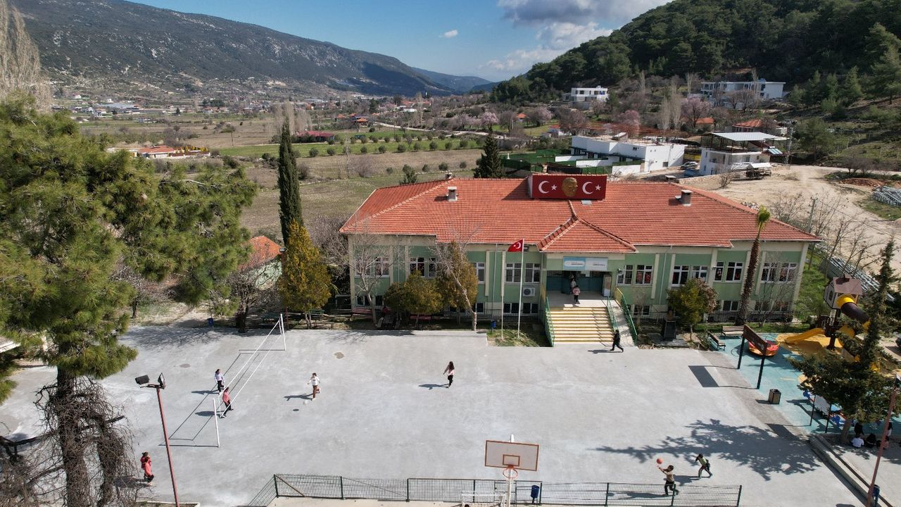 Kaş Belediyesi, Sarıbelen Mahallesi'ndeki öğrenciler için altyapı çalışmalarına başladı.