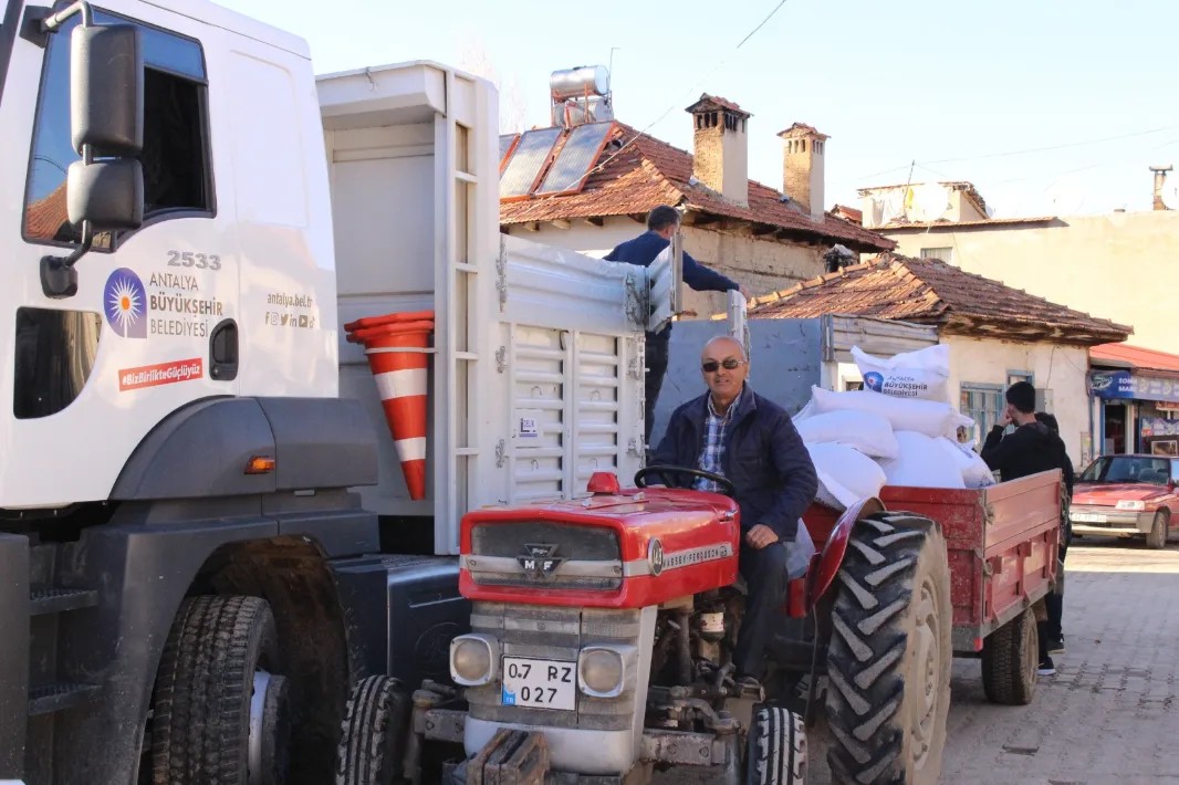 Antalya'da Süt Yemi Projesi ile Çiftçilere Destek Sağlanıyor