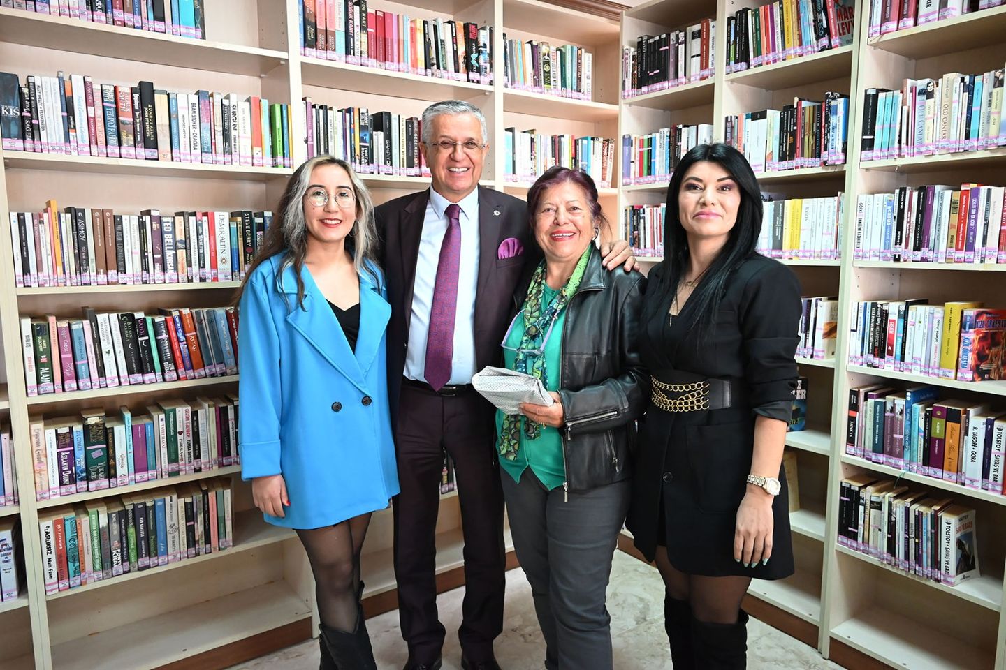 Antalya'nın Kemer ilçesinde Kütüphane Haftası kutlamaları düzenlendi. Kemer Belediye Başkanı, Hilmiye Serin İlçe Halk Kütüphanesi'ni ziyaret etti